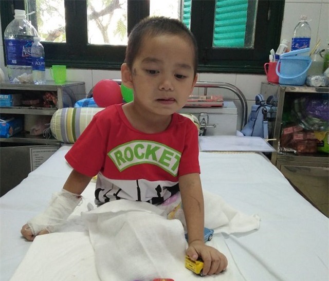 nu cuoi tro lai voi cau be 4 tuoi mat 2 chan sau vu sat lo dat kinh hoang o son la - 3