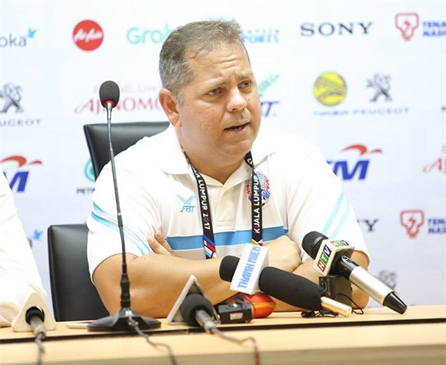 HLV Leonardo Vitorino thừa nhận đội nhà thua tâm phục khẩu phục U22 Việt Nam