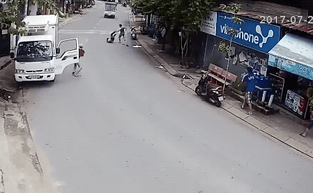 Rùng mình trước cảnh ẩu đả có hung khí ngay trên phố của tài xế xe tải