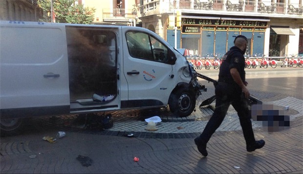Video: Người dân hoảng loạn sau vụ lao xe khiến ít nhất 13 người thiệt mạng tại Barcelona - Ảnh 4.