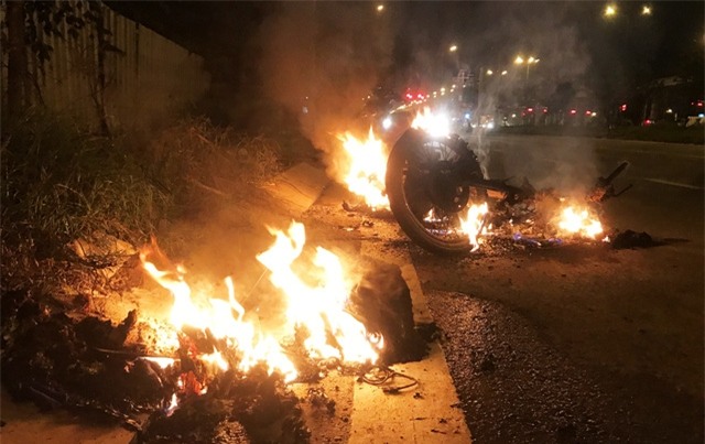 Chiếc xe máy cùng túi đồ của nạn nhân bị thiêu rụi.