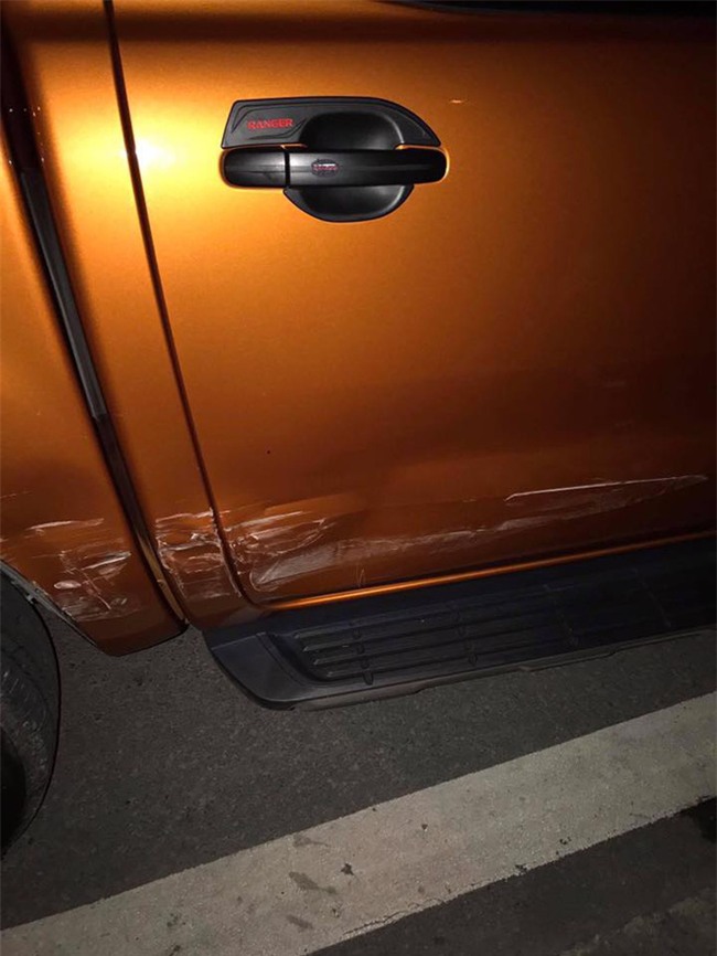 Bị va quệt xước xe, nhưng chủ xe không thể giận vì một mảnh giấy để lại  - Ảnh 2.