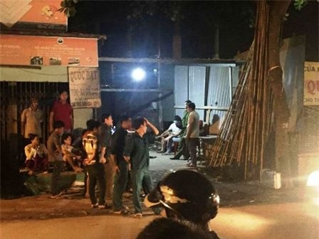 xac dinh nghi can sat hai nam thanh nien bo tu quan ao hinh anh 1