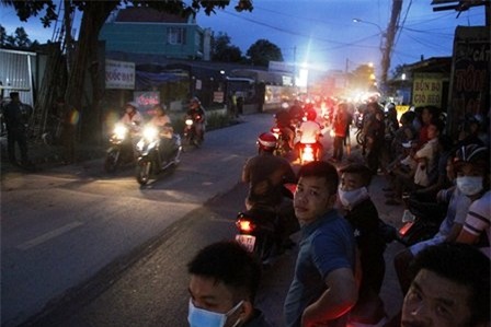 xac dinh nghi can sat hai nam thanh nien bo tu quan ao hinh anh 2