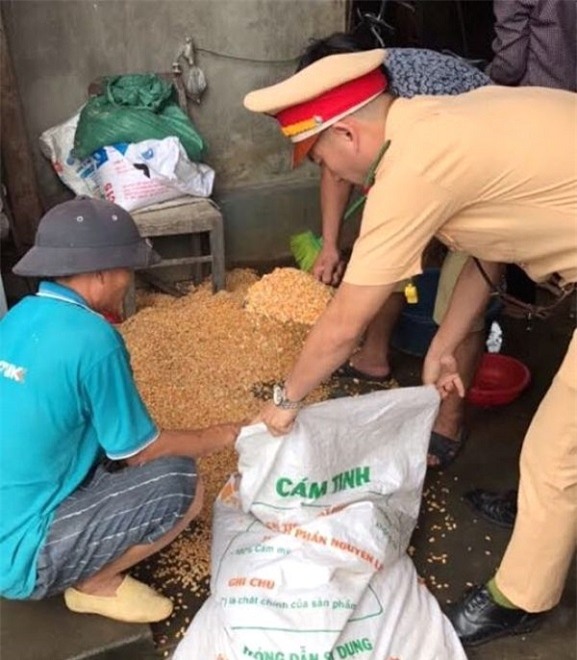 tai xe container ke lai giay phut bat luc nhin dan “hoi” hang tan ngo hinh anh 2