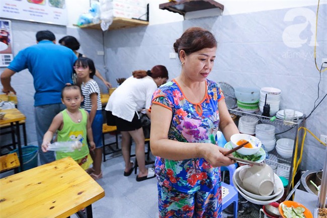 Chớm thu, ghé ăn miến lươn 30 năm tuổi trên phố cổ, quán chưa đến 10m2 mà mỗi ngày hết veo 2 tạ - Ảnh 11.