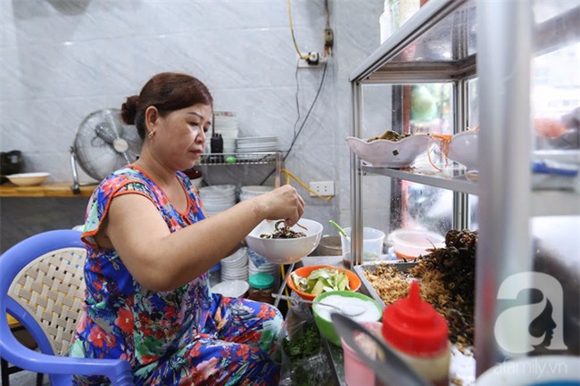 Chớm thu, ghé ăn miến lươn 30 năm tuổi trên phố cổ, quán chưa đến 10m2 mà mỗi ngày hết veo 2 tạ - Ảnh 2.