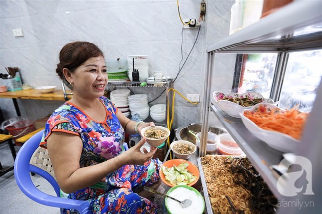 Chớm thu, ghé ăn miến lươn 30 năm tuổi trên phố cổ, quán chưa đến 10m2 mà mỗi ngày hết veo 2 tạ - Ảnh 7.