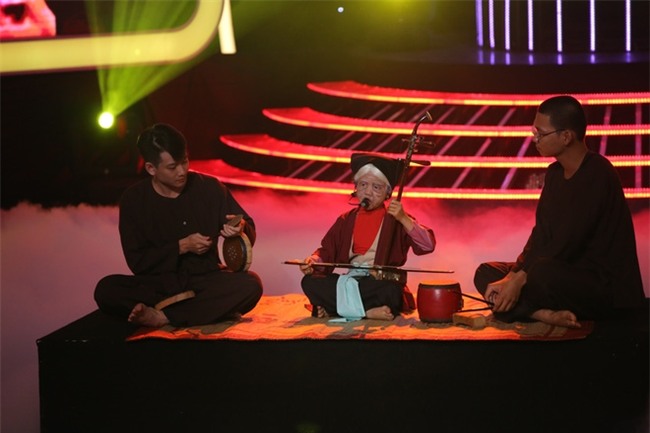 Vừa hát vừa nhai trầu, bà cụ 8 tuổi gây chấn động Gương mặt thân quen nhí - Ảnh 2.