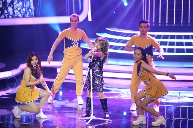 Vừa hát vừa nhai trầu, bà cụ 8 tuổi gây chấn động Gương mặt thân quen nhí - Ảnh 5.