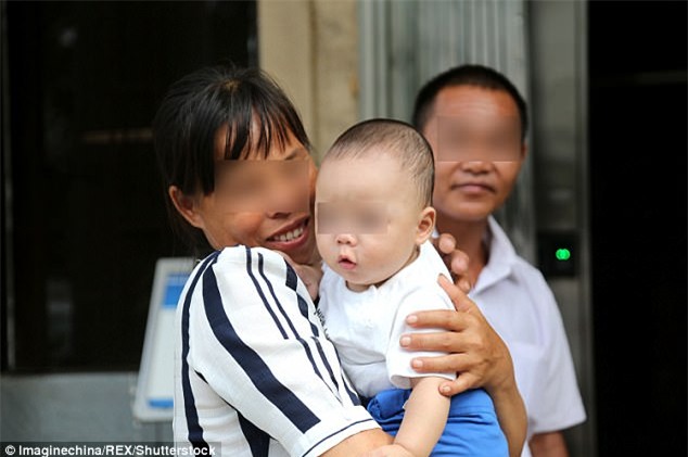 Bé trai bị bán qua tay 13 người trong vòng 3 tháng và chân dung hung thủ khiến ai cũng phẫn nộ - Ảnh 1.
