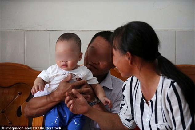 Bé trai bị bán qua tay 13 người trong vòng 3 tháng và chân dung hung thủ khiến ai cũng phẫn nộ - Ảnh 4.