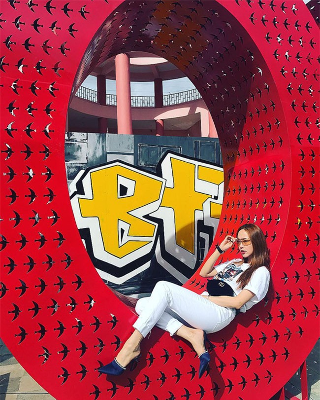 khong chiu thua nhau, minh hang va ha ho deu nhanh chong cap nhat mau tui hot nhat nam - 3