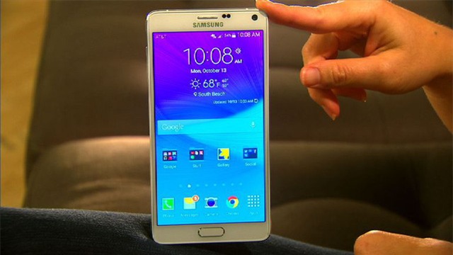 Galaxy Note4 sở hữu màn hình 5.7-inch độ phân giải 2K, chip xử lý Snapdragon 805, RAM 3GB, và có pin 3220 mAh.