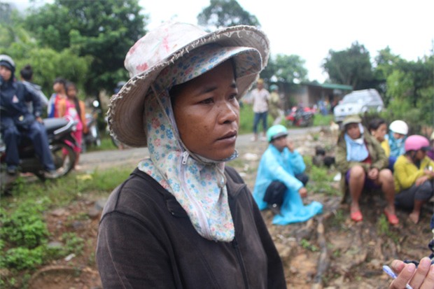 Nổ bom thảm khốc ở Khánh Hòa: Nước mắt hòa nước mưa đưa tiễn - Ảnh 1.