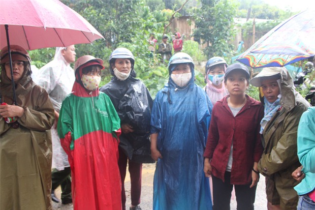 Nổ bom thảm khốc ở Khánh Hòa: Nước mắt hòa nước mưa đưa tiễn - Ảnh 2.