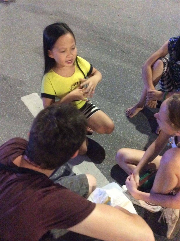 Clip: Bé gái xinh xắn dạy tiếng Việt cho du khách nước ngoài thu hút người dân ở phố đi bộ Hồ Gươm - Ảnh 2.
