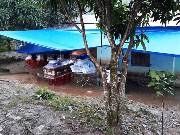 Nạn nhân bị thương trong vụ nổ bom 6 người chết phải cắt cụt 2 chân, bác sĩ yêu cầu bỏ 2 mắt - Ảnh 1.