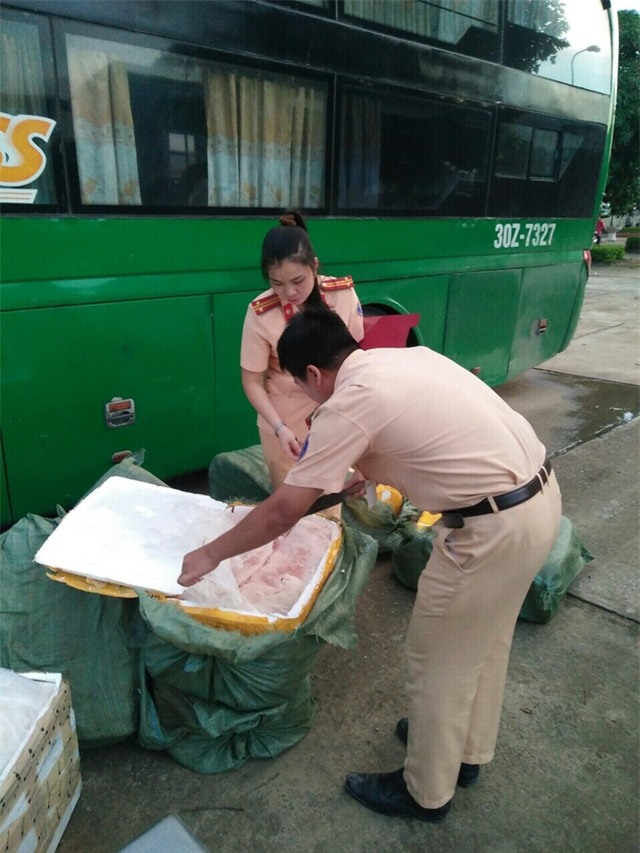 Chiếc xe khách cùng số thực phẩm bẩn đang trên đường từ Bắc vào Nam thì bị bắt giữ