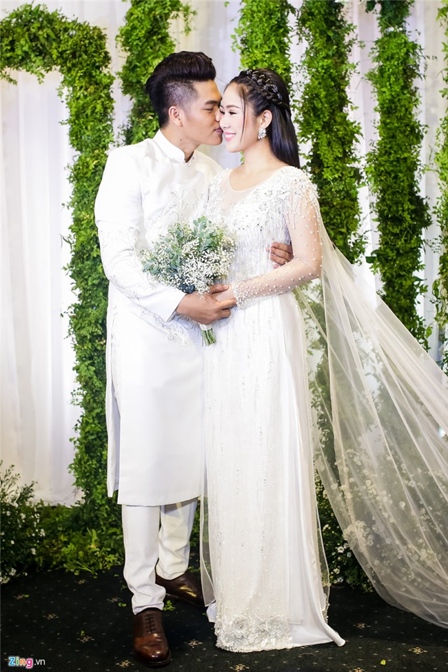 Quy Binh va dan sao Viet toi chuc mung le cuoi Le Phuong o Sai Gon hinh anh 2