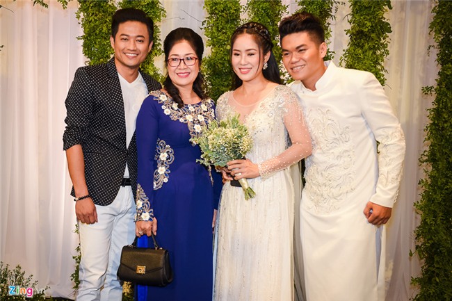 Quy Binh va dan sao Viet toi chuc mung le cuoi Le Phuong o Sai Gon hinh anh 6