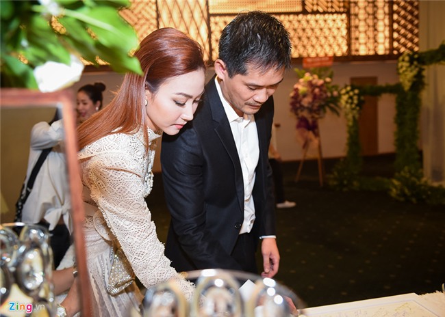 Quy Binh va dan sao Viet toi chuc mung le cuoi Le Phuong o Sai Gon hinh anh 7