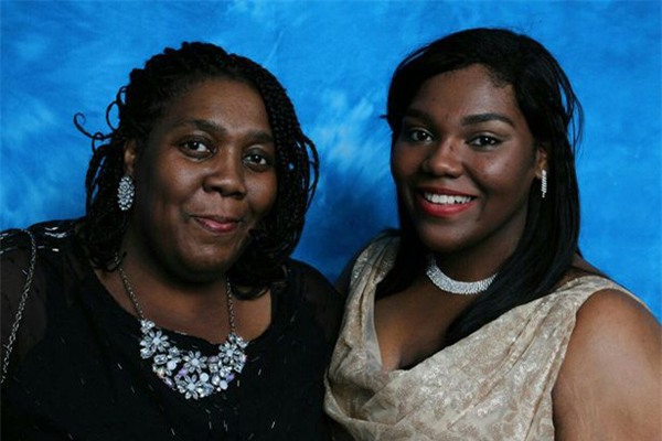 me da den bong chuyen sang trang, con gai phai thot len "khong phai me cua con" - 1