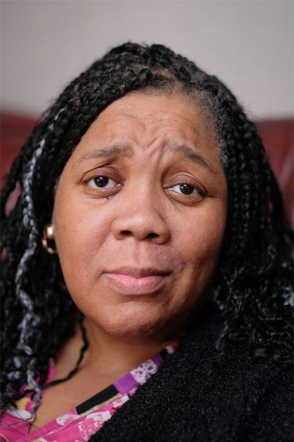 me da den bong chuyen sang trang, con gai phai thot len "khong phai me cua con" - 4