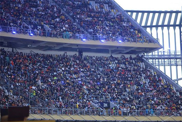 Hàng vạn khán giả đã có mặt tại Bukit Jalil theo dõi lễ khai mạc, ảnh: Q.H