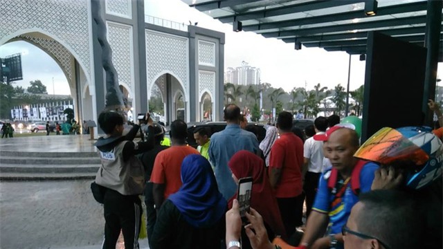  Quang cảnh bên ngoài sân Bukit Jalil khá gọn gàng dù lễ khai mạc chỉ còn chưa đầy 1 giờ nữa sẽ diễn ra 