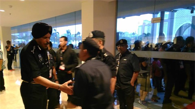 Nhân viên an ninh làm việc trước sân Bukit Jalill, ảnh: Q.H