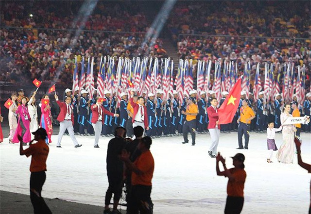 Kiếm thủ Vũ Thành An cầm cờ cho đoàn thể thao Việt Nam, ảnh: Q.H