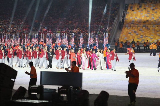  Đoàn thể thao Việt Nam tiến qua lễ đài SEA Games 29, ảnh: Q.H 