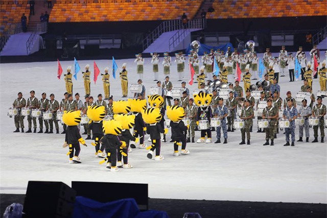 Màn biểu diễn trống của các linh vật hổ Rimau, ảnh: Q.H