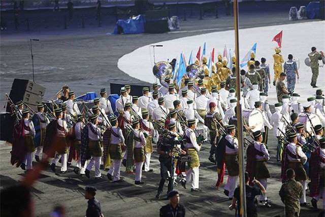 Dàn nhạc công phục vụ cho buổi lễ khai mạc đang tiến ra sân, ảnh: Q.H