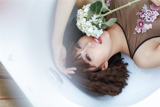 Hậu thẩm mỹ, Phi Thanh Vân tung ảnh khoe đường cong trong bộ ảnh mới - Ảnh 1.