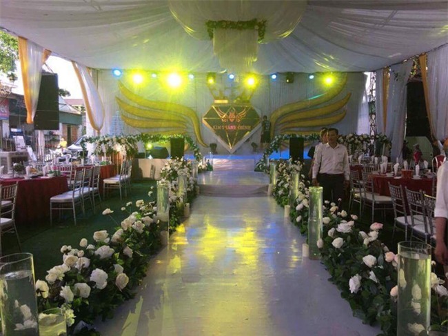 Đám cưới siêu khủng ở Nghệ An: Cô dâu chú rể kiềng vàng đeo đầy cổ, được tặng cả biệt thự, ô tô - Ảnh 2.