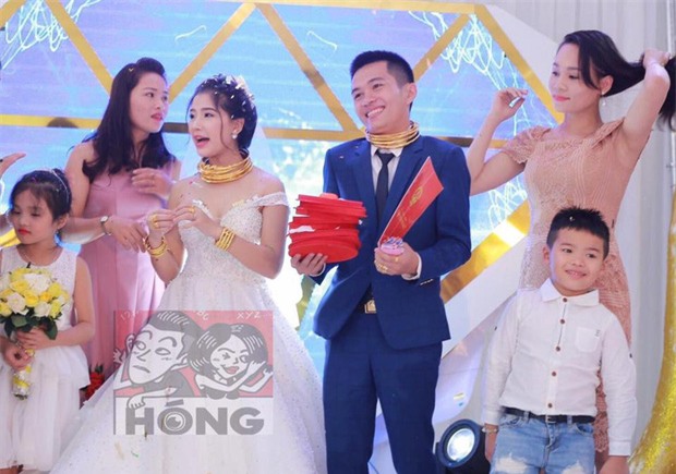 Đám cưới siêu khủng ở Nghệ An: Cô dâu chú rể kiềng vàng đeo đầy cổ, được tặng cả biệt thự, ô tô - Ảnh 4.