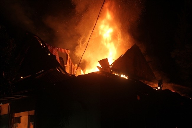 Video: Quán karaoke cháy kinh hoàng trong đêm, nhiều người hoảng sợ - Ảnh 10.