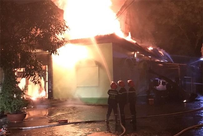 Video: Quán karaoke cháy kinh hoàng trong đêm, nhiều người hoảng sợ - Ảnh 11.