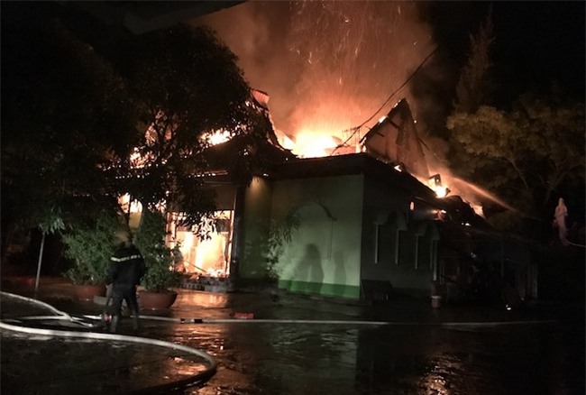 Video: Quán karaoke cháy kinh hoàng trong đêm, nhiều người hoảng sợ - Ảnh 2.