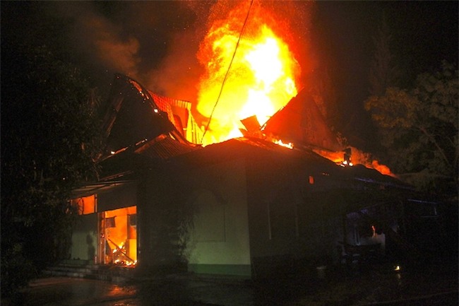 Video: Quán karaoke cháy kinh hoàng trong đêm, nhiều người hoảng sợ - Ảnh 3.