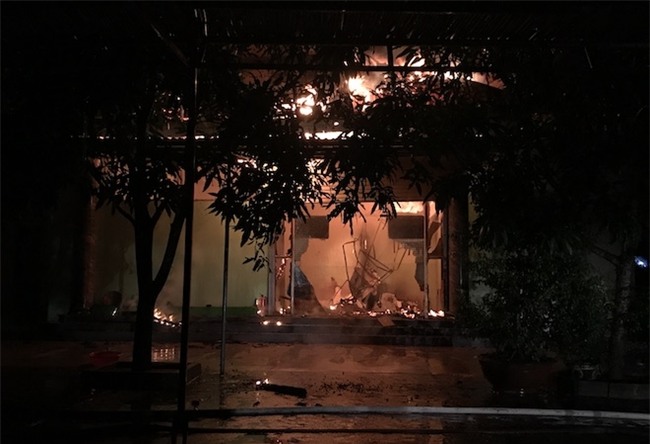 Video: Quán karaoke cháy kinh hoàng trong đêm, nhiều người hoảng sợ - Ảnh 5.