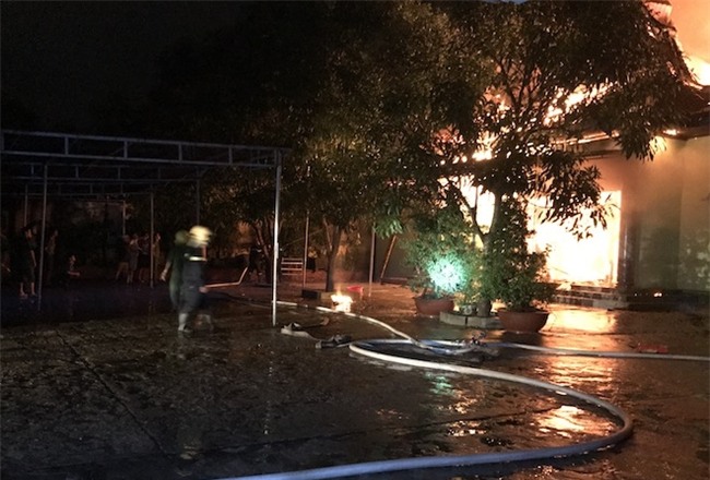 Video: Quán karaoke cháy kinh hoàng trong đêm, nhiều người hoảng sợ - Ảnh 6.