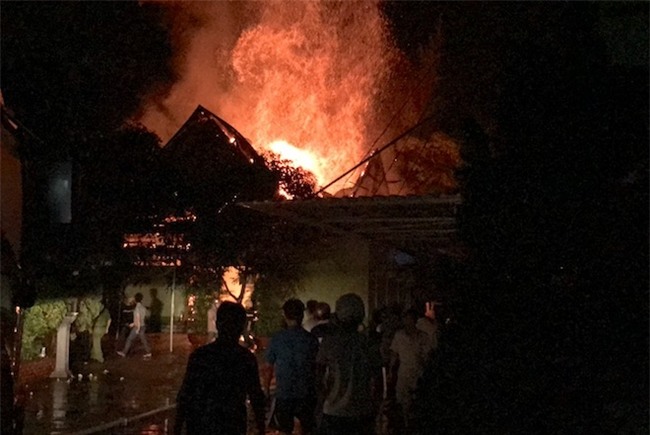 Video: Quán karaoke cháy kinh hoàng trong đêm, nhiều người hoảng sợ - Ảnh 7.