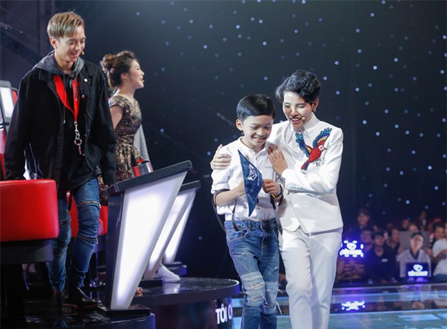 tan chay voi giong ca 11 tuoi hat dan ca tai the voice kids hinh anh 2