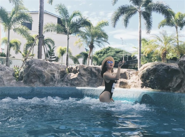 Thường mặc kín đáo, có ai nghĩ Văn Mai Hương cũng nóng bỏng thế này! - Ảnh 2.