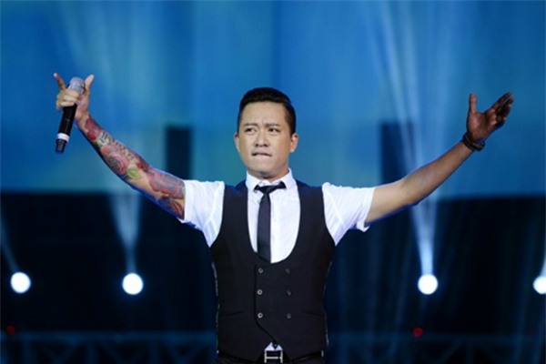 Thót tim với những pha ngã sấp mặt trên sân khấu của dàn sao Việt-3