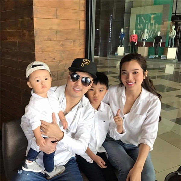 Từ khi có con,&nbsp;Ưng Hoàng Phúc trở nên điềm đạm và chững chạc hơn rất nhiều. Nam ca sĩ luôn giành thời gian để chăm sóc cho con trai. - Tin sao Viet - Tin tuc sao Viet - Scandal sao Viet - Tin tuc cua Sao - Tin cua Sao