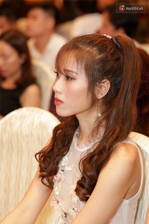 Bất ngờ trước vẻ ngoài kém sắc, già dặn của loạt thí sinh Hoa hậu Hoàn vũ Việt Nam 2017 ngoài đời thật - Ảnh 9.